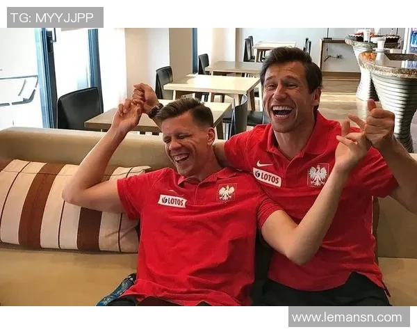 足球明星扔刀瞬间精彩合集展现运动员的另类风采与幽默感 足球明星扔刀瞬间精彩合集展现运动员的另类风采与幽默感