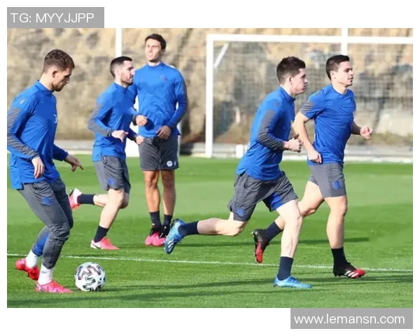 重庆足球队在杯赛积分榜上以93分稳居第一名展现强劲实力 重庆足球队在杯赛积分榜上以93分稳居第一名展现强劲实力