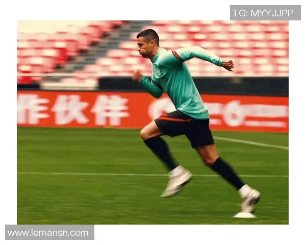 足球明星C罗在球鞋上刻字的背后故事与情感揭秘 足球明星C罗在球鞋上刻字的背后故事与情感揭秘